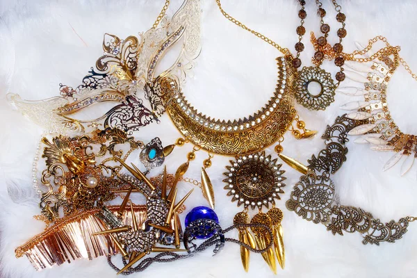 Wunderschönes Set Aus Verschiedenen Luxuriösen Schmucksets Mit Filigranen Ornamenten Die — Stockfoto