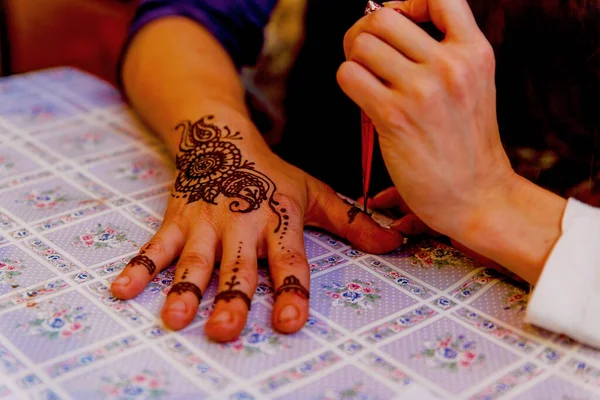 Femme Mehendi Artiste Peinture Henné Sur Main — Photo