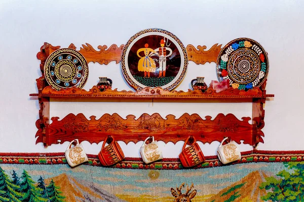 슬로바키아 선반이야 아름다운 장식용 접시들 — 스톡 사진