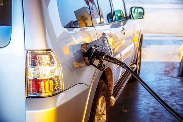 Άντληση Καυσίμων Βενζίνης Ένα Αυτοκίνητο Ένα Βενζινάδικο Έννοια Των Μεταφορών — Φωτογραφία Αρχείου