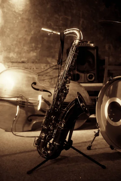 Saksofon Instrumentami Muzycznymi Tle Barwa Sepia — Zdjęcie stockowe