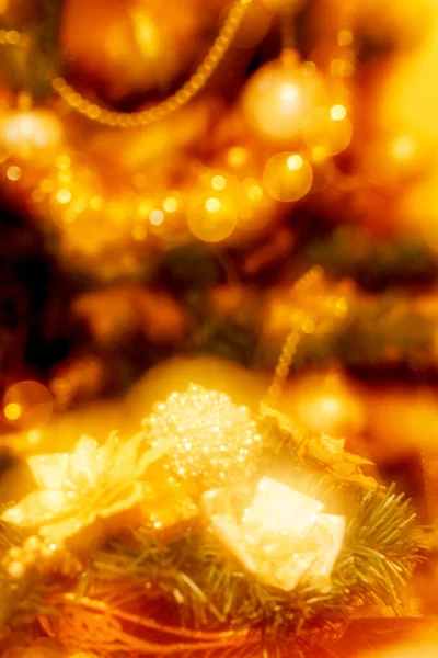 Close Decorações Árvore Natal Cor Dourada Fundo Borrão — Fotografia de Stock
