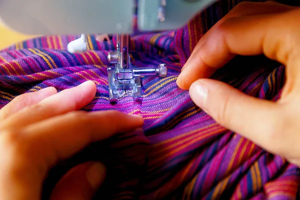 Processus Adaptation Les Mains Des Femmes Derrière Couture Tissu Violet — Photo