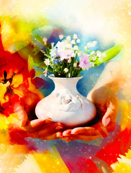 Frau Hält Blumenstrauß Vase Und Blumenhintergrund — Stockfoto