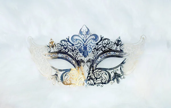 Krásná Dekorativní Benátský Styl Maska Filigránskými Lineárními Ornamenty Kožešinovém Pozadí — Stock fotografie