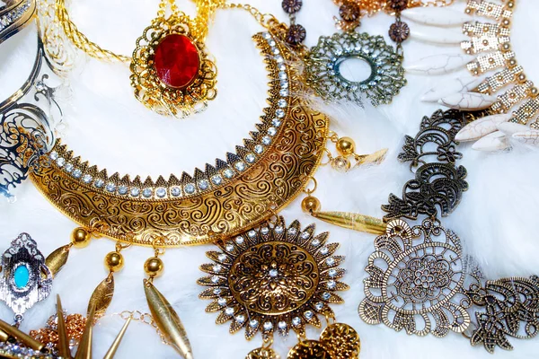 Wunderschönes Set Aus Verschiedenen Luxuriösen Schmucksets Mit Filigranen Ornamenten Die — Stockfoto