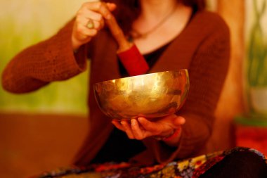 Tibet kâsesinin meditasyon seslerine dalmış ruhani kız.