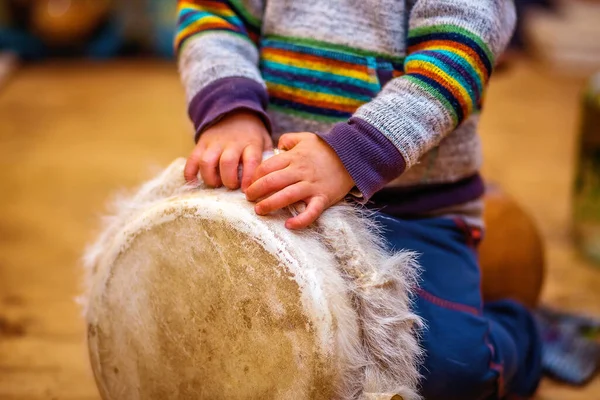 Enfant Jouant Tambour Djembe Avec Des Caractéristiques Naturelles Fourrure Chèvre — Photo