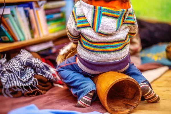 Kind Spelen Een Djembe Drum Met Natuurlijke Geit Bont Kenmerken — Stockfoto