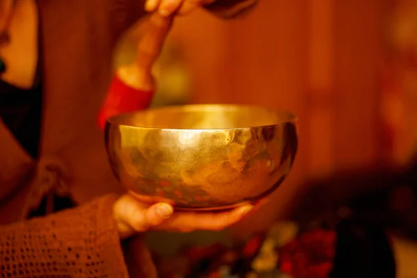 Geistliches Mädchen Eingetaucht Meditative Klänge Der Tibetischen Schale — Stockfoto