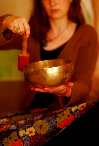 Духовная Девушка Погруженная Медитативные Звуки Тибетской Чаши — стоковое фото