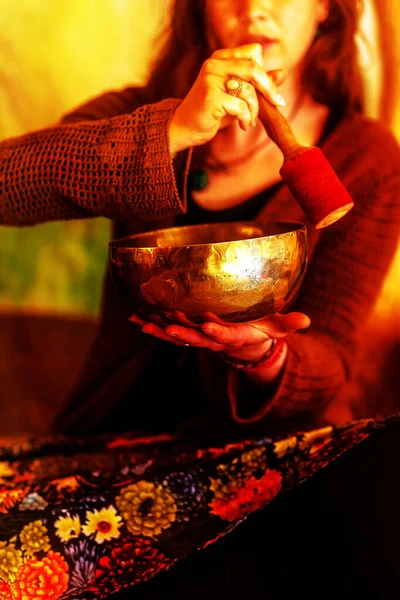 Geistliches Mädchen Eingetaucht Meditative Klänge Der Tibetischen Schale — Stockfoto