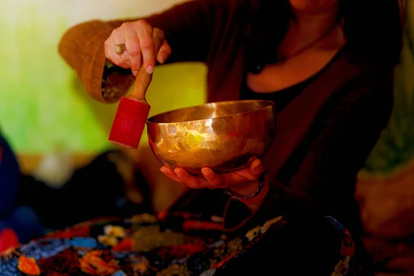 Geistliches Mädchen Eingetaucht Meditative Klänge Der Tibetischen Schale — Stockfoto