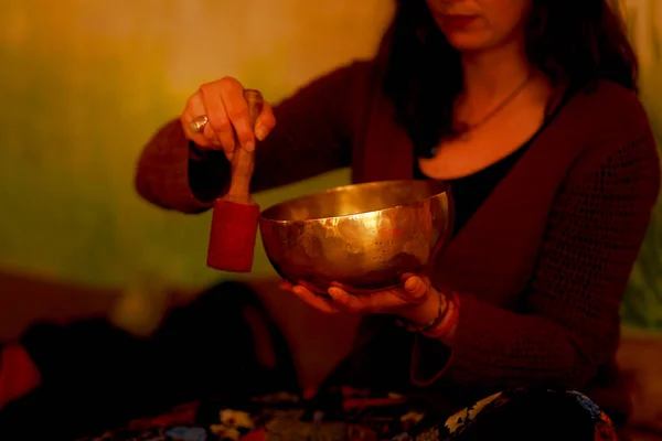 Ragazza Spirituale Immersa Nei Suoni Meditativi Della Ciotola Tibetana — Foto Stock