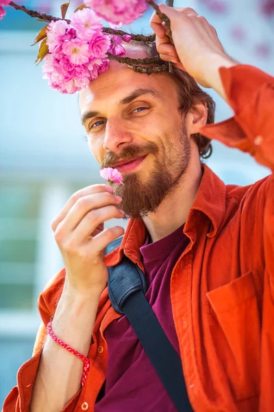 Sonriente Hombre Guapo Con Una Flor Florecen Brillante Día Primavera —  Fotos de Stock