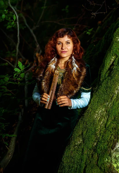 Menina Vestido Histórico Com Flauta Madeira Bosque País Com Pedras — Fotografia de Stock