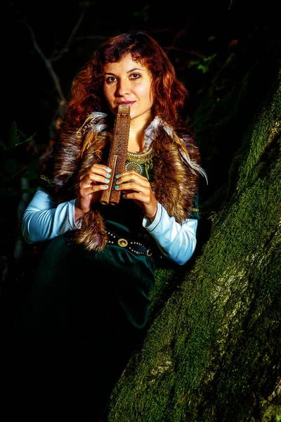 Menina Vestido Histórico Com Flauta Madeira Bosque País Com Pedras — Fotografia de Stock