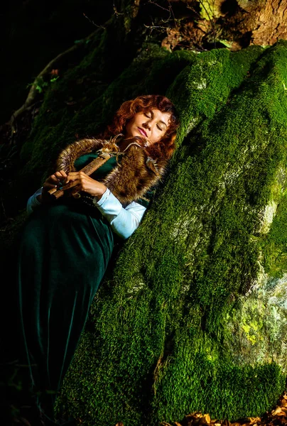 Dívka Historických Šatech Dřevěnou Flétnou Lesní Zemi Vyboulenými Kameny — Stock fotografie