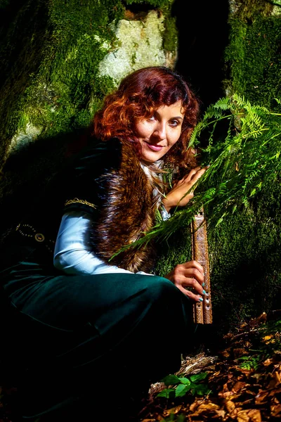 Lány Történelmi Ruha Fuvola Erdőben Ország Bemoosed Sziklák — Stock Fotó