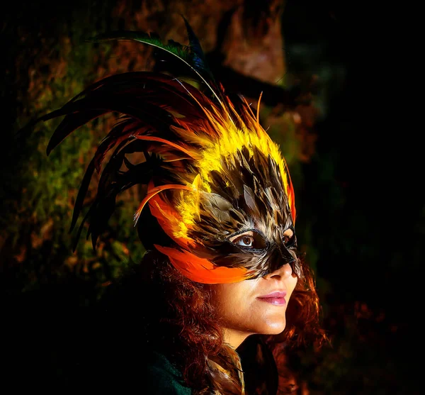 Dívka Šamanskou Péřovou Maskou Historickými Šaty Lesním Prostředí — Stock fotografie