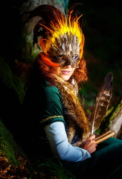 Menina Com Máscara Pena Xamânica Vestido Histórico Entorno Floresta — Fotografia de Stock