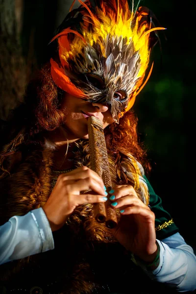 Mädchen Mit Schamanischer Federmaske Und Historischem Gewand Waldumgebung Spielt Hölzerne — Stockfoto