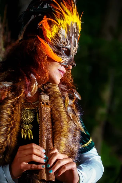 Mädchen Mit Schamanischer Federmaske Und Historischem Gewand Waldumgebung Spielt Hölzerne — Stockfoto