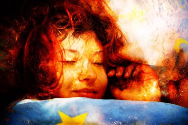 Kozmik uzayda kızıl saçlı uyuyan kadının ayrıntıları