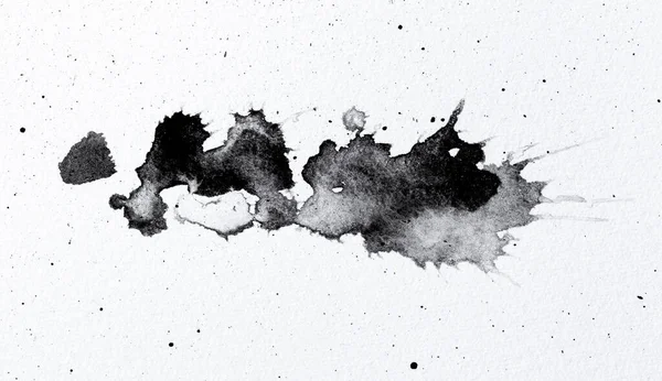 白い水彩紙に抽象的な黒いスプラッシュ モノクロ画像 — ストック写真