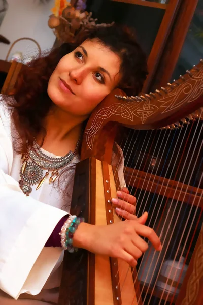 Meisje Harpist Witte Jurk Met Juwelen Bespelen Van Haar Instrument — Stockfoto