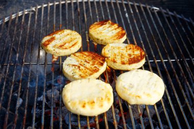 Izgarada kızarmış peynir, piknikte