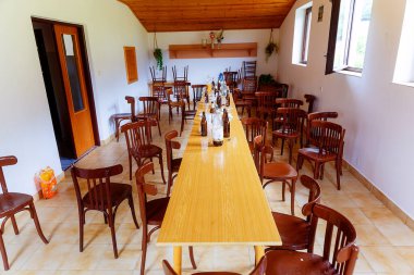 Parti bittikten sonra sandalyeli, masalı ve boş şişeli terk edilmiş bir oda.