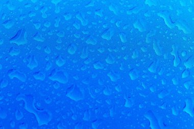 Arabanın üzerine düşüyor. Mavi metal renkli araba