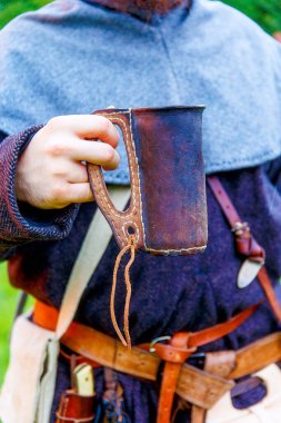 Orjinal tarihi deri bardak, orta yaşlı bir adam tarafından detaylandırılmış.