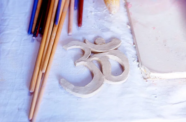 机の上の粘土のシンボルOm — ストック写真