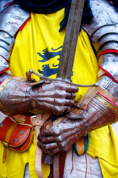 Detail Ritterrüstung Handschuhe Und Schwert Eines Ritters — Stockfoto