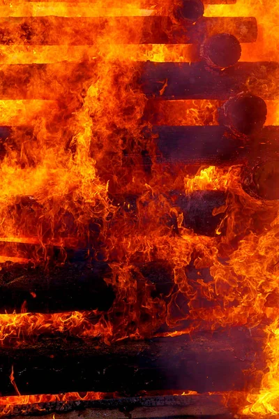 Μεγάλη Καύση Φωτιά Φτιαγμένη Από Κορμούς Όμορφες Φλόγες — Φωτογραφία Αρχείου