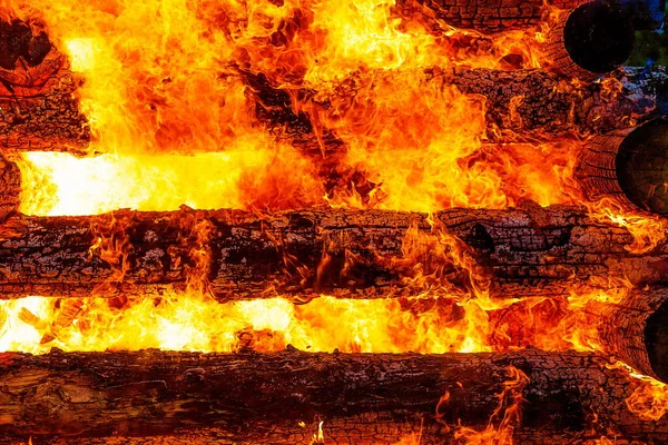 Mooie Structuur Van Brandende Houtblokken Vlammen Van Groot Kampvuur — Stockfoto