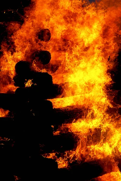 Beautiful Structure Burning Logs Flames Great Bonfire — Stock Photo, Image