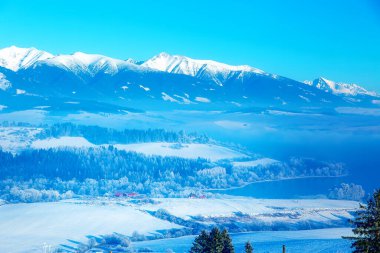 Güzel karlı dağ manzarası ve buz gölü