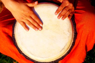 Genç bayan davulcu elinde djembe davuluyla