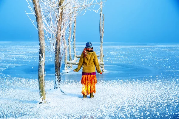 Mujer Lago Hielo Hermoso Vestido Etno Hermosos Árboles Congelados —  Fotos de Stock