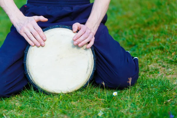 Dobos Férfi Djembe Dobbal Réten — Stock Fotó