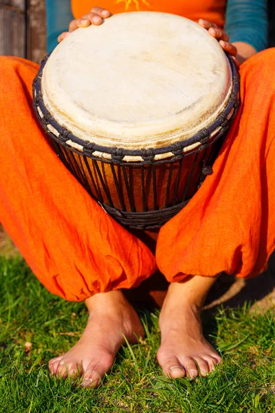 Jonge Dame Drummer Met Haar Djembe Drum — Stockfoto