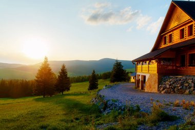 Dağlardaki kır evi ve yeşil çayır. Gün batımı manzarası. Slovakya