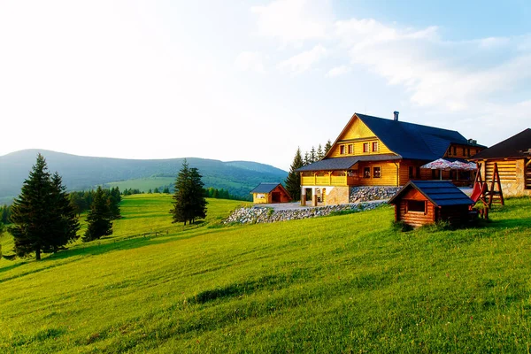 Domek Wiejski Górach Zielonej Łące Zachodzie Słońca Słowacja — Zdjęcie stockowe