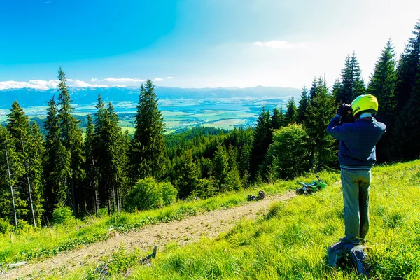 Fyrhjuling Med Hjälm Höglandet Landskap Söker Sin Väg — Stockfoto