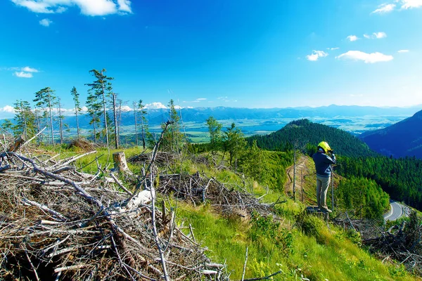 Fyrhjuling Med Hjälm Höglandet Landskap Söker Sin Väg — Stockfoto