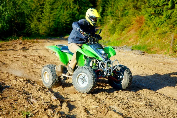 Racer Met Gele Helm Groene Quad Genieten Van Zijn Rit — Stockfoto