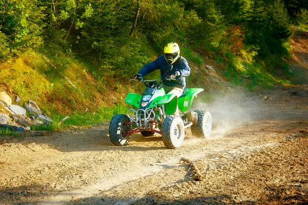 Racer Met Gele Helm Groene Quad Genieten Van Zijn Rit — Stockfoto